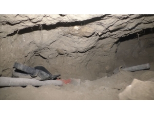 Aksaray’da Tarihi Tosun Höyüğü’nde Definecilerin Açtığı Tünel Ortaya Çıktı