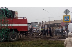 Rusya’da Otomobile Çarpan Tır Eczaneye Daldı