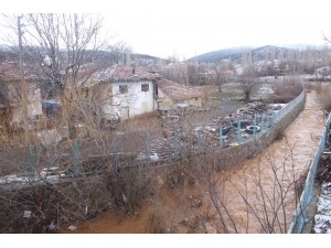 Uşak’ta Barajın Çatlaması Nedeniyle Boşaltılan Köylerde Endişeli Bekleyiş Sürüyor