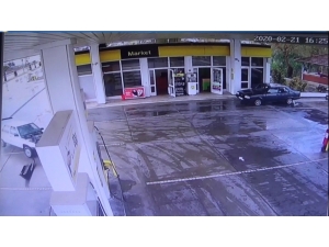 Kaza Yapan Otomobil Petrol İstasyonuna Girdi