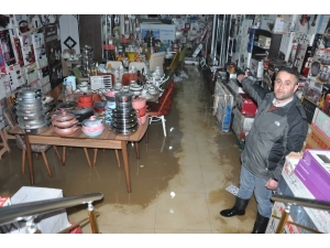 Yüksekova’da İş Yeri Sular Altında Kaldı