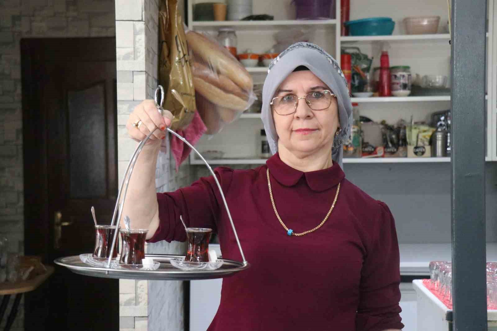 onyargilari-cay-bardaginda-eritti-5-cocuk-annesi-kiraathane-isleterek-aile-gecindiriyor