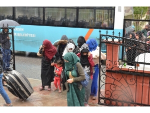 Tarsus’ta Çadırları Sular Altında Kalan Tarım İşçileri Tahliye Edildi