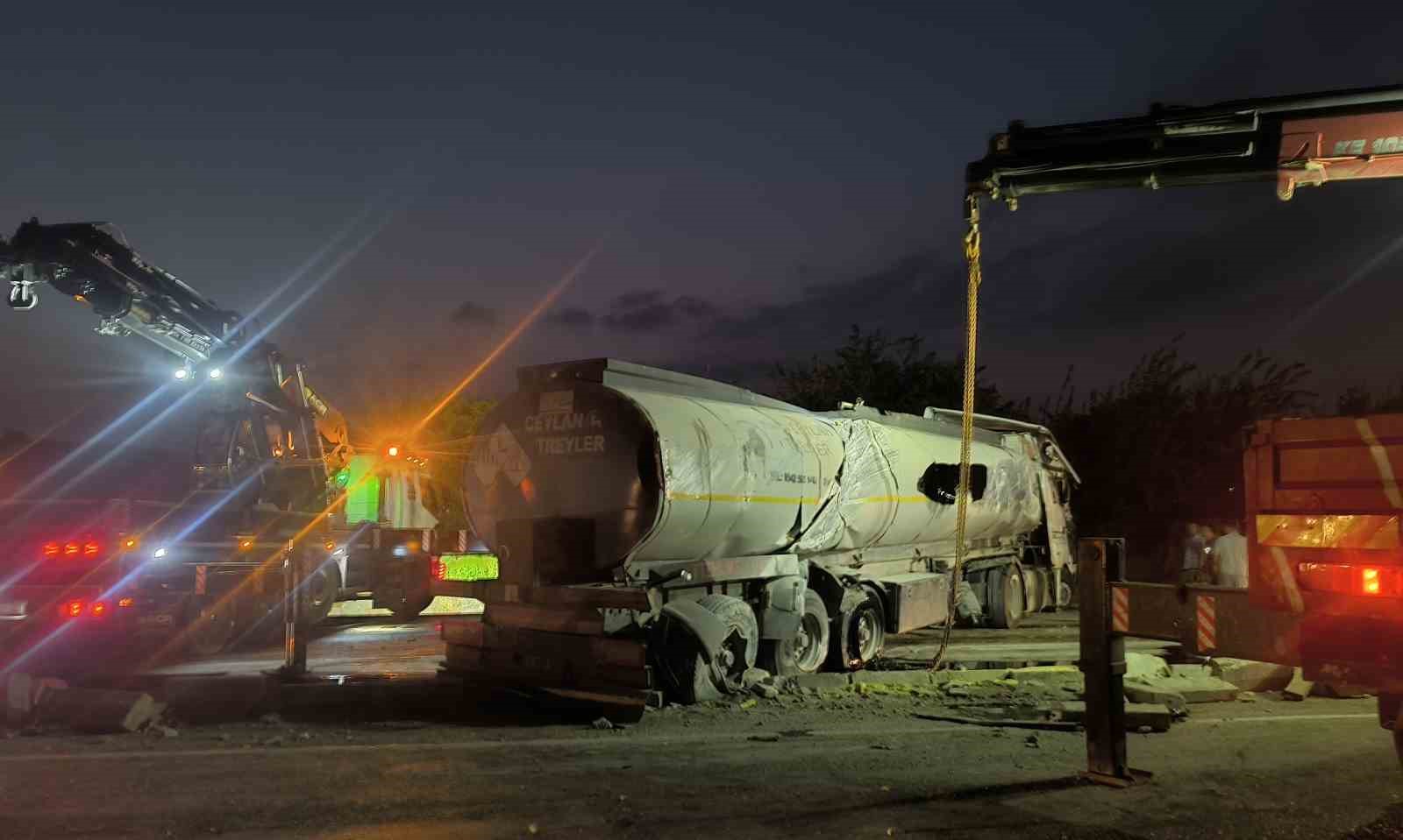 erzin-de-yakit-yuklu-tanker-devrildi