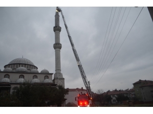 Depremde Hasar Gören Cami İbadete Kapatıldı