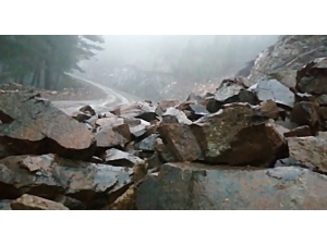 Mersin’de Heyelan Sebebiyle 2 Mahallenin Yolu Kapandı