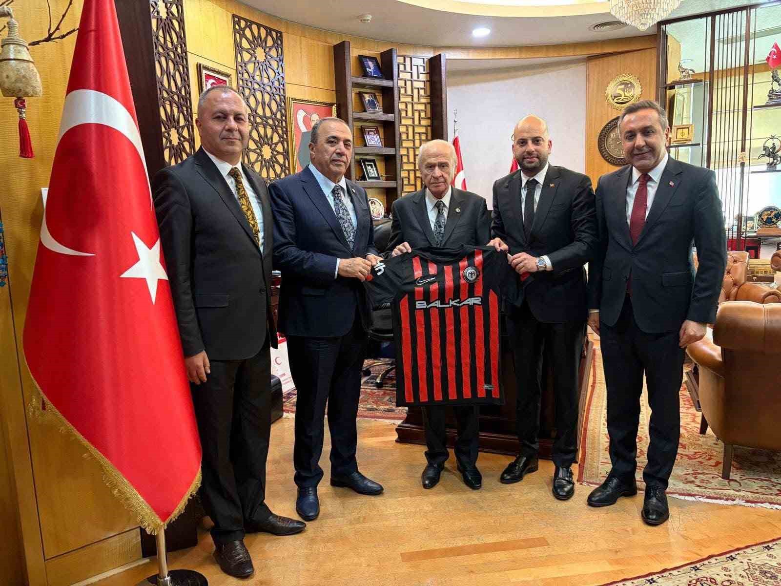 mhp-lideri-bahceli-ye-super-lig-e-yukselen-corum-fk-formasi-hediye-edildi