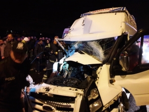 Aksaray’da Minibüs Tıra Arkadan Çarptı: 12 Yaralı