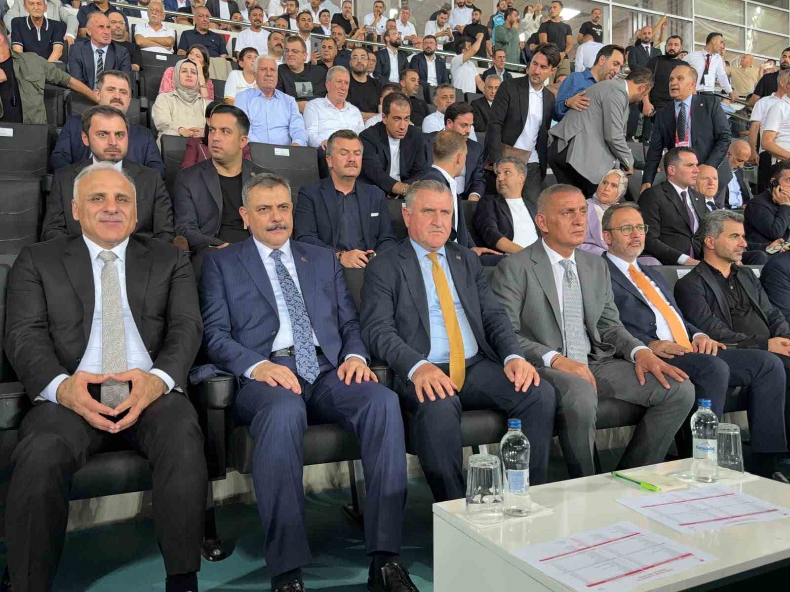 bakanlar-ve-tff-baskani-amedspor-erzurumspor-macini-tribunde-takip-etti