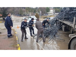 Tırdan Devrilen Demirler Ulaşımı Aksattı