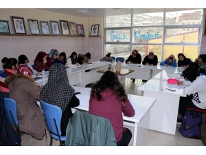 Gençlik Merkezinde 7’den 70’e Resim Kursuna Katılıyorlar