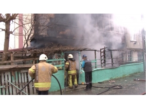 Sultangazi’de Yangın Paniği, Mahsur Kalanlar Son Anda Kurtarıldı