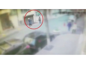 Sokakta Yürüyenlerin Cüzdanını Çalan 12 Yaşındaki Çocuk Kamerada