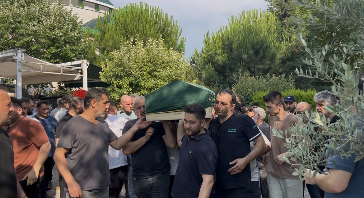 kazazedelere-yardim-etmek-isterken-akima-kapilarak-olen-genc-topraga-verildi