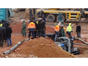 Çatlak Oluşan Barajda Su Tahliye Çalışmaları Devam Ediyor