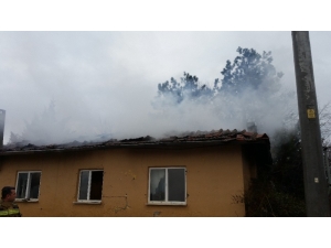 Bursa’da Metruk Ev Alevlere Teslim Oldu