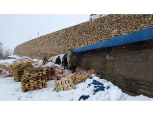 Yoldan Çıkan Tır 4 Metreden Aşağı Düştü