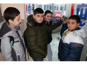 Öğrencileri Dersten Çıkartıp, Dershane Kapılarına Kilit Vurdular