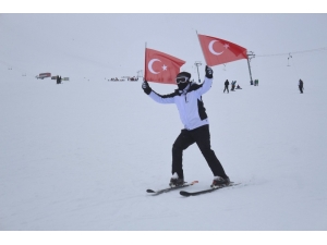 Van’da Türk Bayraklı Kayak Gösterisi