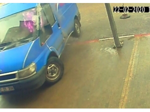 Park Halindeki Kargo Aracı Alevlere Teslim Oldu