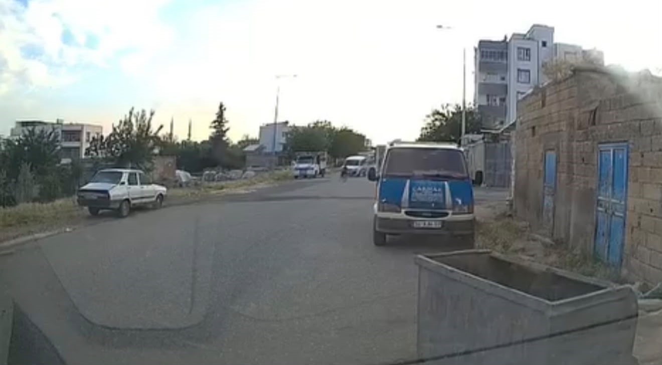 hafif-ticari-aracin-carptigi-bisikletli-cocuk-yaralandi-kaza-ani-kamerada