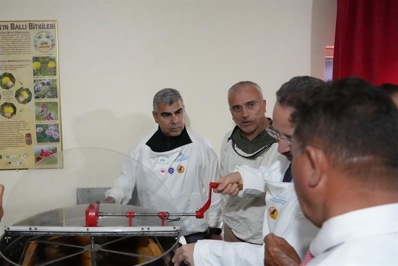 ardahan-da-ureticilere-aricilik-hayvancilik-ve-cks-bilgilendirmesi