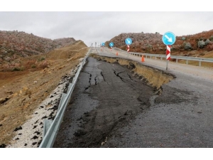 Çöken Yol Trafiğe Kapandı