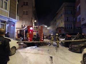 Fatih’te 9 Araç Kundaklandı, Mahalle Panik İçinde Sokağa Döküldü