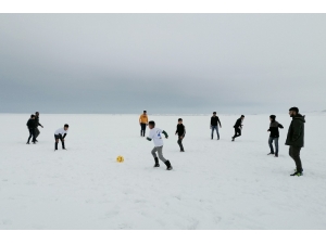 Donan Göl Üzerinde Futbol Keyfi