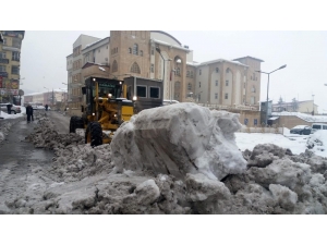 Hakkari’de Karla Mücadele Çalışması Sürüyor