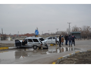 Konya’da İki Otomobil Çarpıştı: 4 Yaralı