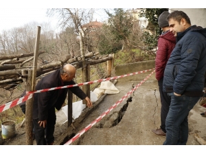 9 Kişinin Oturduğu Üç Katlı Ev Heyelan Riski Nedeniyle Boşaltıldı