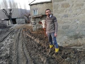 Köy Halkı Çamurlu Ve Bozuk Yoldan Kurtulmak İstiyor