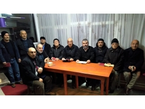 Camii Cemaati Boş Vaktini Kitap Okuyarak Geçiriyor