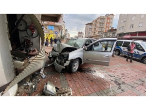 Kalp Krizi Geçiren Sürücünün Aracı İş Yerine Daldı