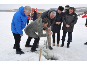 Bakan Ersoy Eskimo Usulü Balık Tuttu