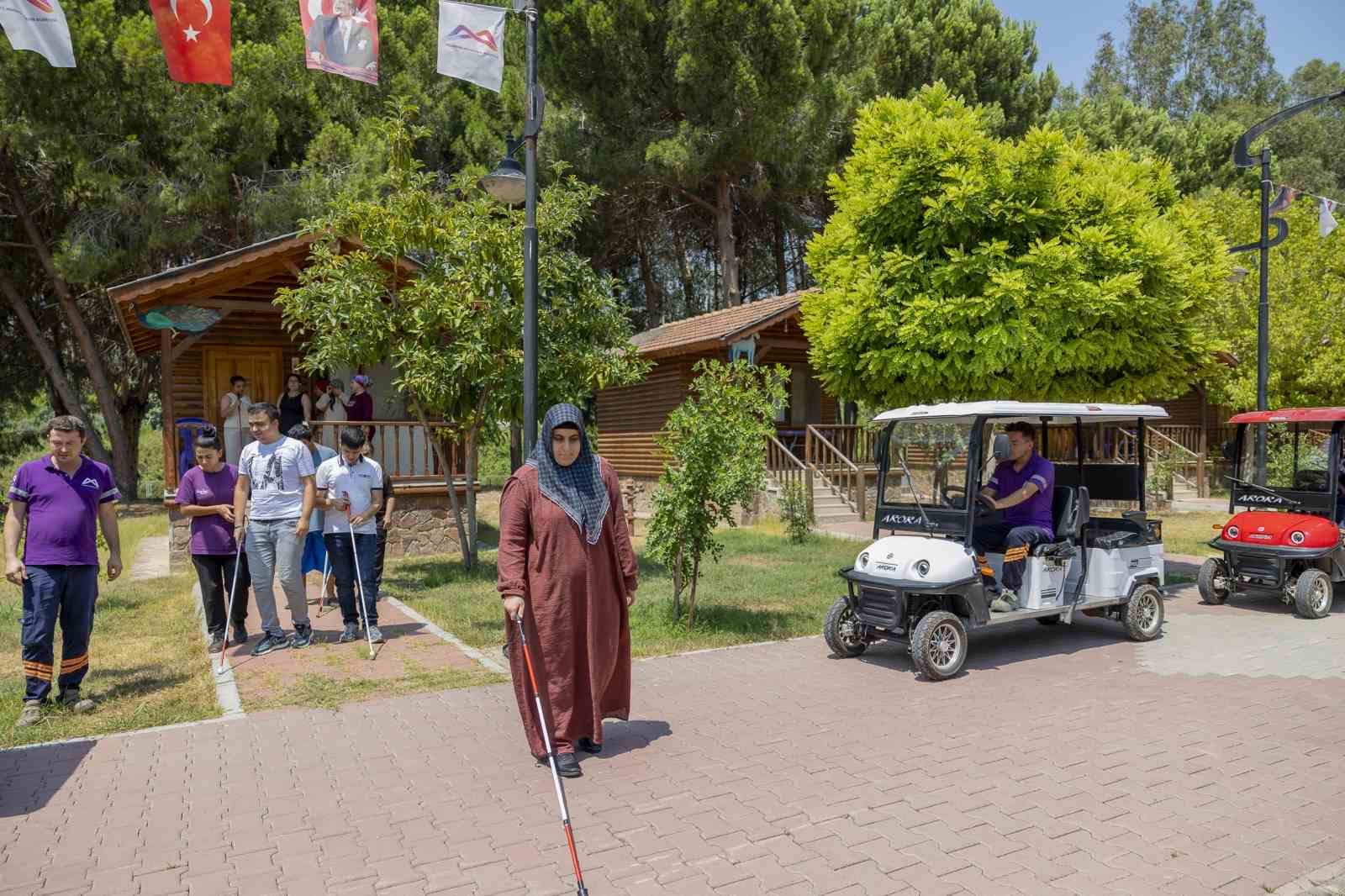 mersin-de-gorme-engelliler-dogayla-ic-ice-keyifli-bir-gun-gecirdi