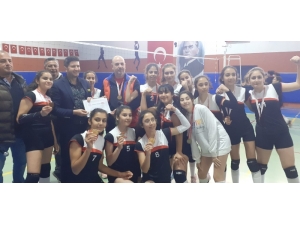 Yıldız Kızlar Voleybol Birinciliği Müsabakaları Sona Erdi