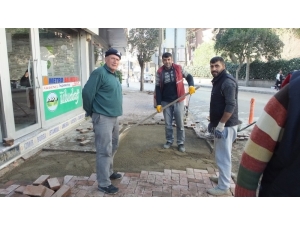 Burhaniye’de Doğal Gaz Çalışmaları Sırasında Bozulan Yollar Onarılıyor