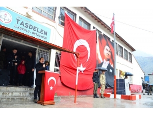 Vali Konuştu, Asker Islanmasın Diye Koruması Şemsiye Tuttu