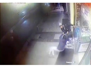 Selfie Çubuğundan Telefonu Çalan Hırsızın Yakalanma Anı Kamerada