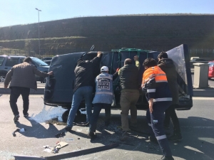 E-5 Yanyolda Bir Araç Takla Attı