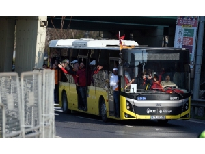 Galatasaray Taraftarı Kadıköy’e Geldi