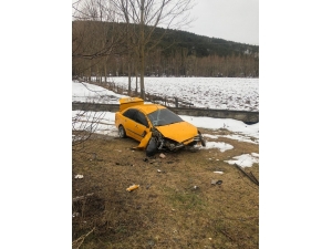 Kayganlaşan Yolda Duramayan Araç Şarampole Uçtu