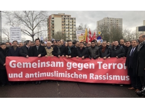 Hanau’da Binlerce Kişi Irkçı Terör Saldırısına Karşı Bir Araya Geldi