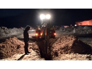 Özpınar Köyünde Depremde Vefat Eden 8 Kişinin Mezarı Kazıldı