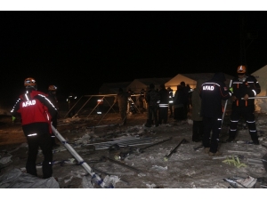 Başkale’de Depremzedeler İçin Çadırlar Kuruluyor