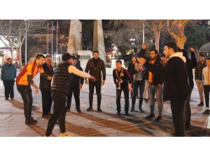 Taraftar Grupları Arasındaki Gerginliği Polisin Müdahalesi Önledi