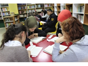 Bu İlçede Bütün İdareciler Öğrencilerle Beraber Kitap Okuyor