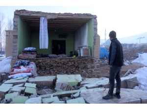 İki Depremin Yaşandığı Köyde Sağlam Ev Kalmadı